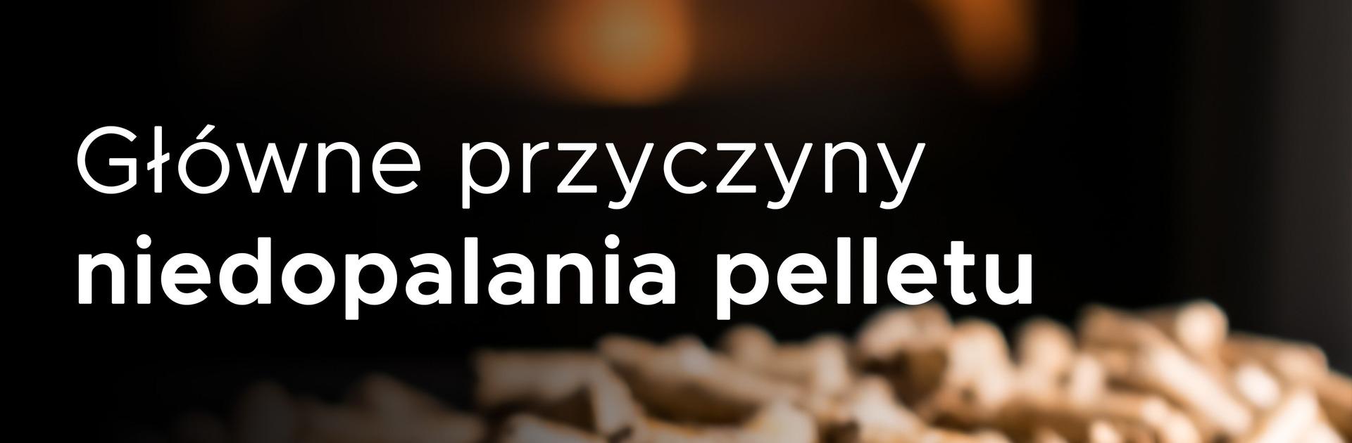 Zbliżenie na kawałki pelletu z widocznym rozmytym płomieniem w tle, symbolizujące problem niepełnego spalania paliwa w kotłach.