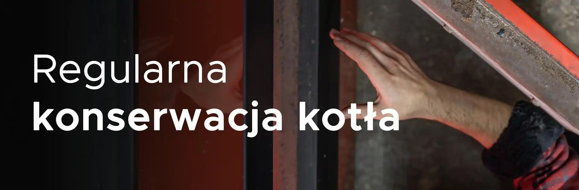 Zdjęcie przedstawia rękę osoby dokonującej przeglądu lub konserwacji pieca, co ilustruje znaczenie regularnej konserwacji urządzeń grzewczych w celu zapewnienia ich efektywnego działania i długowieczności.