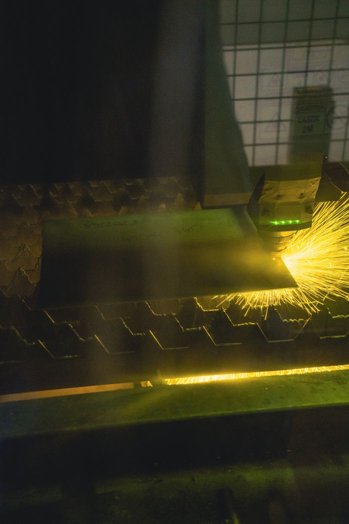 Dokładne cięcie blachy wykonywane przy użyciu lasera