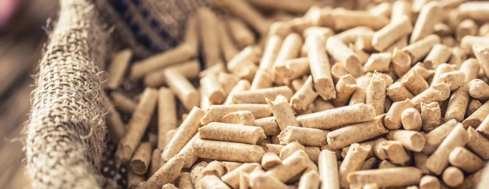 Worek z paliwem zasilającym piec centralnego ogrzewania na pellet