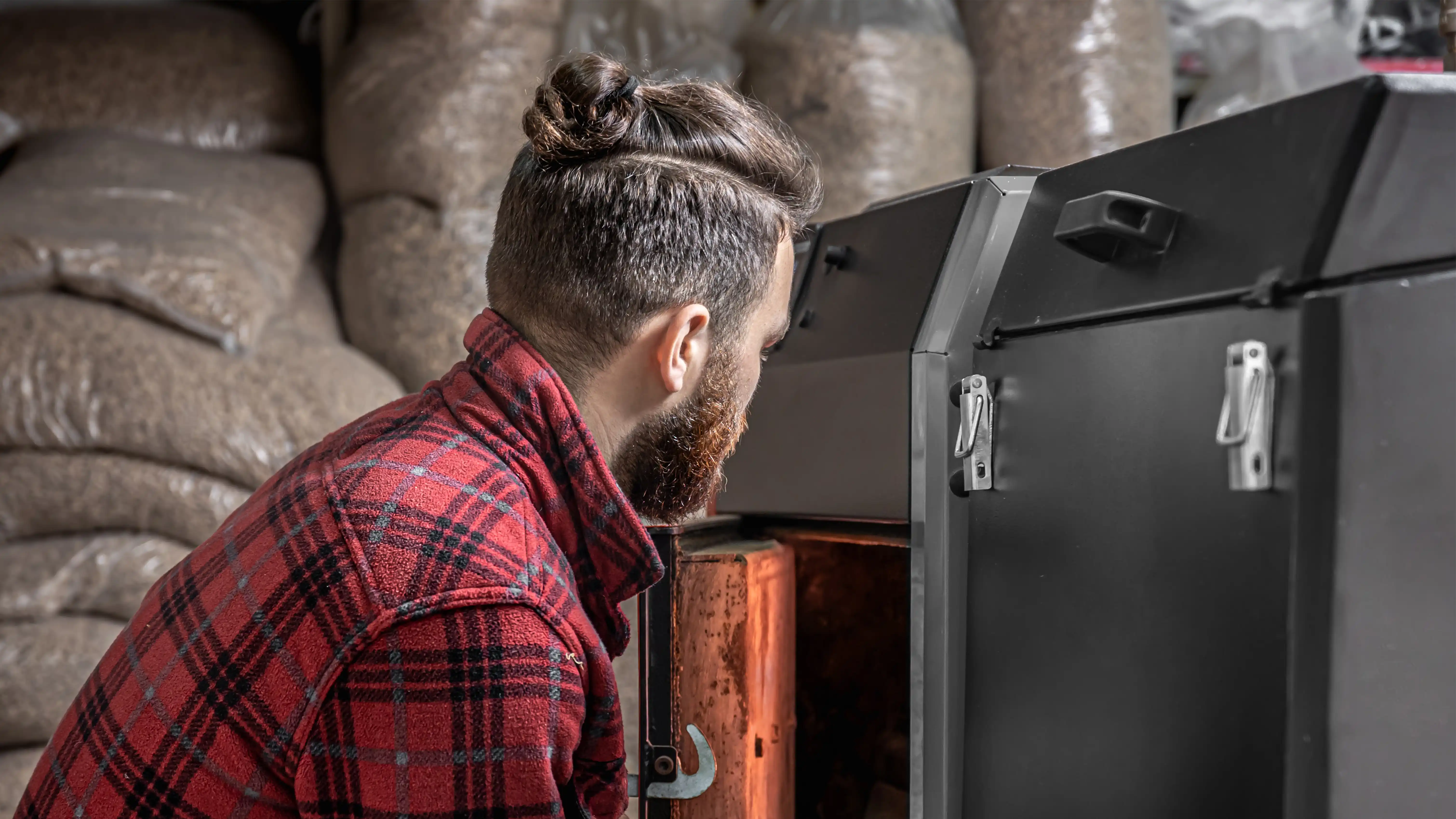 Mężczyzna wykonujący przegląd kotła centralnego ogrzewania na pellet Stalmark
