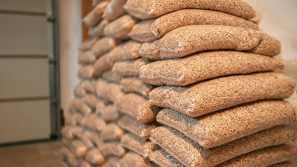 Worki pelletu do kotłów centralnego ogrzewania w sposób ułatwiający magazynowanie