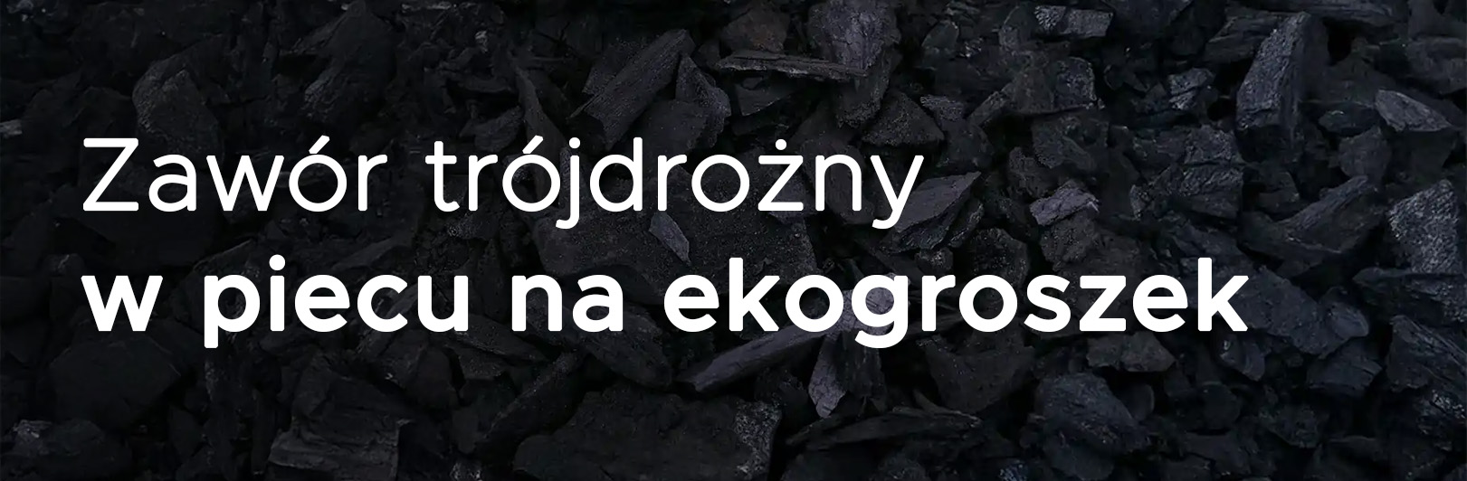 tekst wyjaśniający tytuł na tle rozsypanego ekogroszku - paliwa do kotłów na ekogroszek