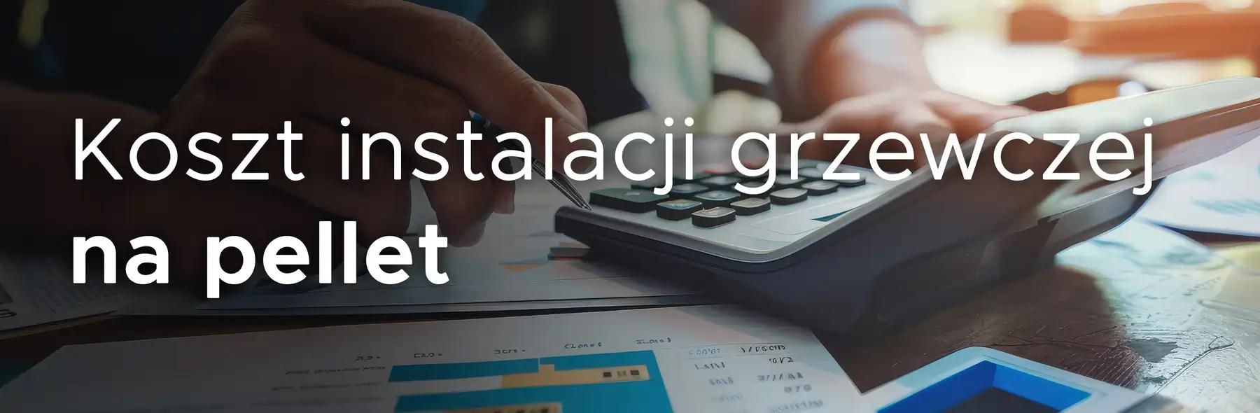 osoba przy biurku obliczająca koszt instalacji grzewczej na pellet, ekogroszek, drewno z kalkulatorem i długopisem w ręce